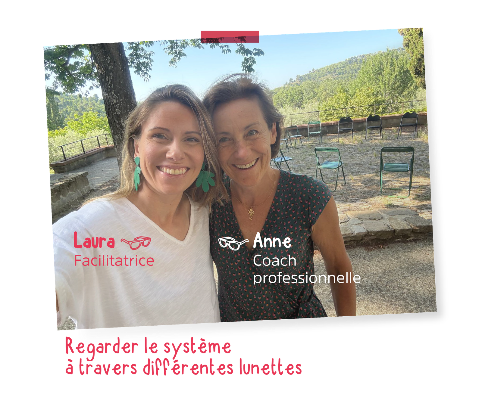 yak-facilitation-intelligence-collective-article-cadrage-demarche-longue-08 Photographie de Laura, facilitatrice, et d'Anne, coach professionnelle, souriant côte à côte dans un cadre naturel. Cette image illustre la complémentarité de leurs regards et de leurs expertises pour accompagner les organisations.